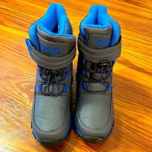 Snow boots worn once boys size 1